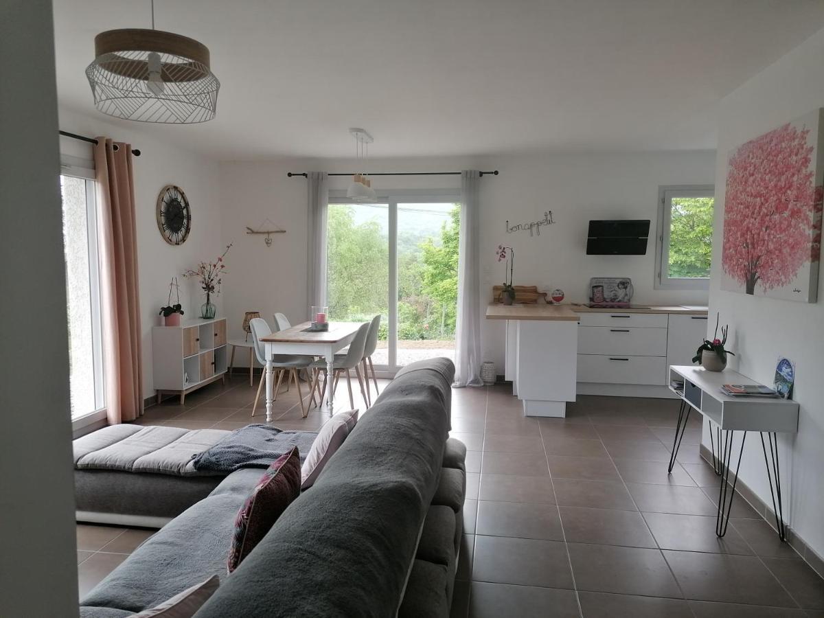 Au Fond Du Village Hébergement de vacances *